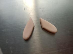 7.揉两个大约2克左右的椭圆，压扁，斜切一下，做派大星的胳膊
