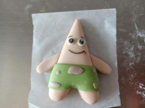 8.将胳膊粘上，再将眼睛，眉毛，嘴巴也粘好
