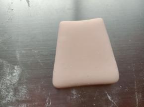 9.剩余的粉色面团还是擀7.8mm厚的面片，切出如图的梯形来
