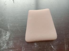 9.剩余的粉色面团还是擀7.8mm厚的面片，切出如图的梯形来
