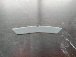 10.蓝色面团擀薄片，切长条，中间切一个小三角
