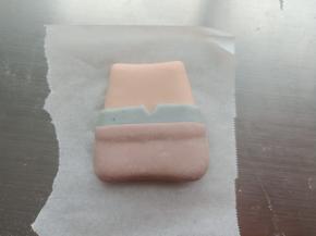 12.紫色面团擀薄片，包到蟹老板的身体下方
