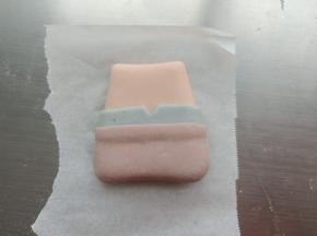 12.紫色面团擀薄片，包到蟹老板的身体下方
