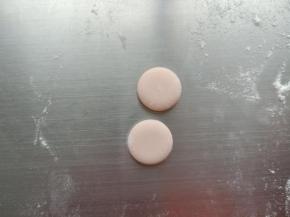 13.剩余的粉色面片用合适的模具切两个圆
