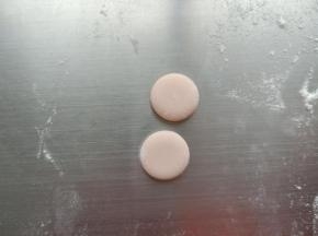 13.剩余的粉色面片用合适的模具切两个圆
