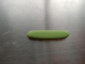 17.绿色面团揉椭圆，稍微压扁
