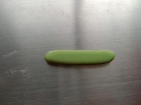 17.绿色面团揉椭圆，稍微压扁
