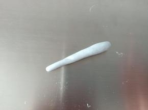 22.适量蓝色面团搓成一头细一头粗的长条
