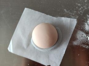 23.粘到粉色面团一侧
