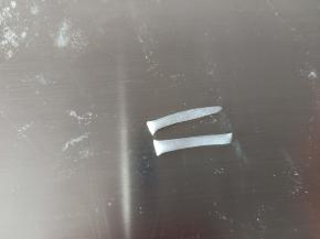 24.搓一条细长的面条，切两段
