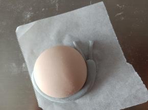 25.粘到小蜗头部上方
