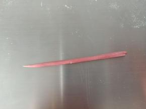 28.2克红色面团搓细条，一头细一头粗
