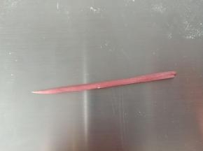 28.2克红色面团搓细条，一头细一头粗
