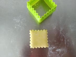 30.黄色面团同样擀7.8mm厚的面片，用图中的模具切出海绵宝宝的身体来，没有模具的可以先切个正方形，然后用刮板压出痕迹来