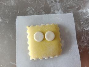 31.切两个适当大小的圆做眼白部分
