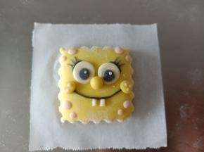 34.周围用粉色面团做点缀
