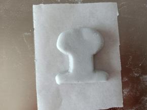 35.如图切出章鱼哥的头部形状来，这个没有模具，可以事先用纸画出剪下来，贴着面片切
