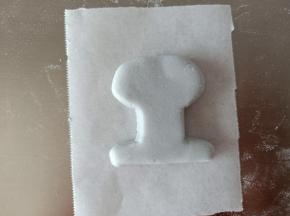 35.如图切出章鱼哥的头部形状来，这个没有模具，可以事先用纸画出剪下来，贴着面片切
