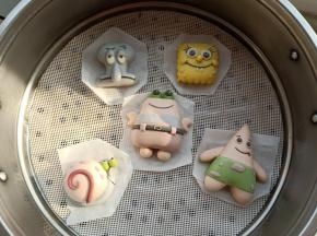 40.蒸锅放适量水，开火烧至水底冒小泡泡，温度大概在30-40度 后关火，将做好的馒头放蒸锅上进行发酵，10分钟后随时观察发酵状态，手指轻按慢慢回弹就可以开始蒸了，大火将水烧开后转中小火蒸10分钟左右，关火闷3分钟左右