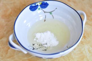 蛋白里加入糖搅匀。