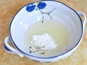 蛋白里加入糖搅匀。