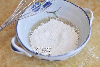 筛入低粉拌匀。