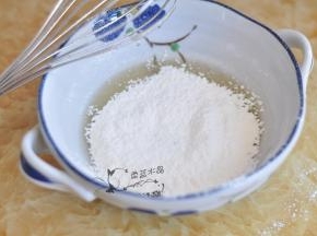 筛入低粉拌匀。