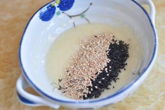 加入黑芝麻和白芝麻。