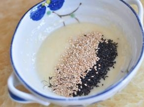 加入黑芝麻和白芝麻。