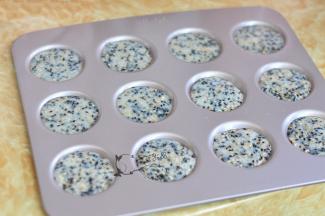 用勺子舀到烤盘上。