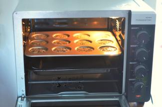 将烤盘放入烤箱中层，下层要加放一个烤盘。