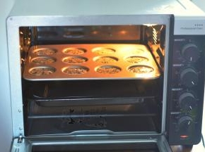 将烤盘放入烤箱中层，下层要加放一个烤盘。