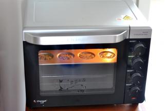 关上烤箱门，150度烘烤15分钟。时间结束后，取出放凉。