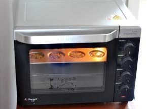 关上烤箱门，150度烘烤15分钟。时间结束后，取出放凉。