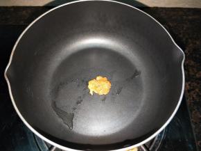 锅里放入少许油，丢一块肉进去煎熟尝一下味道，不同品牌的奥尔良粉咸度不一样，我用佳霖的微辣，不咸，加了1克盐【烤肠口味要比普通肠淡一点】。放冰箱冷藏腌制1小时以上入味。