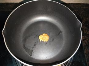 锅里放入少许油，丢一块肉进去煎熟尝一下味道，不同品牌的奥尔良粉咸度不一样，我用佳霖的微辣，不咸，加了1克盐【烤肠口味要比普通肠淡一点】。放冰箱冷藏腌制1小时以上入味。