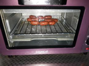 180℃预热烤箱上下火，烤肠刷一层蜂蜜水，中层烤10分钟取出翻面再刷一遍烤10分钟即可。