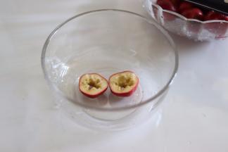 取出山楂籽，挖去底部。