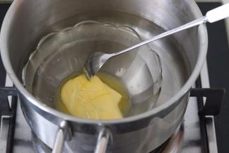 黄油隔热水成液态。