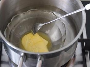 黄油隔热水成液态。