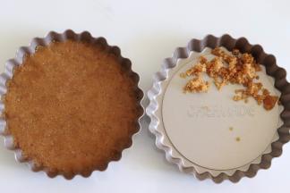 放入小派盘中，压紧压实，放入冰箱中冷藏。