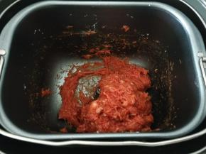 除了盐以外，加入所有调味料，放入面包机选择自定义和面程序搅拌上筋约20分钟【没有面包机用手重复捏，15分钟左右也能上筋】