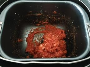 除了盐以外，加入所有调味料，放入面包机选择自定义和面程序搅拌上筋约20分钟【没有面包机用手重复捏，15分钟左右也能上筋】