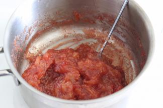 不停搅拌，直到水分变的很少了，山楂块基本都化了成浓稠状态了