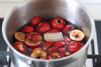 处理好的山楂和一部分冰糖放入锅中，加入水，没过山楂。