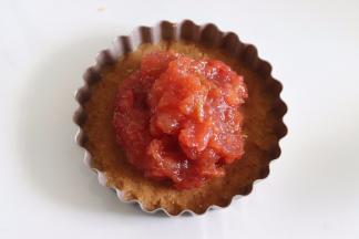 取出冰箱冷藏的饼干底，放入稍微冷却的山楂糊。