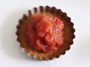 取出冰箱冷藏的饼干底，放入稍微冷却的山楂糊。