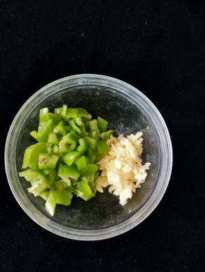 尖椒洗干净切成小块，蒜头剁碎备用。