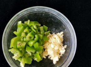 尖椒洗干净切成小块，蒜头剁碎备用。