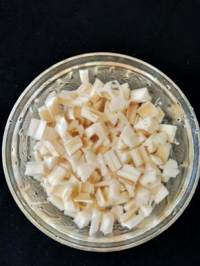 莲藕去皮后切成1厘米左右的块，然后用水冲洗两遍。